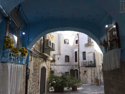 Scarpiniamo ora lungo strada Dietro Tresca, dove � impossibile non notare il celeste con cui � stato dipinto l'arco Carducci